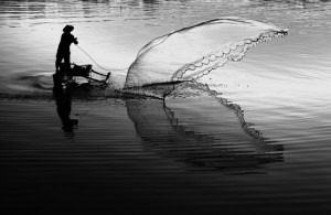 фото чб рыбака с кастинговой сетью