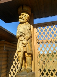 деревянные скульптуры на входе в музей