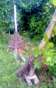 плетение из виноградной лозы - подставка для гамака