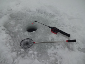 зимняя рыбалка удочка и шумовка на льду