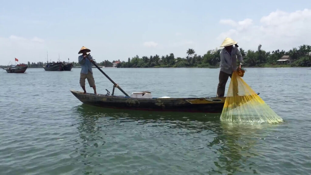 вьетнам рыбалка с пироги кастинговой сетью